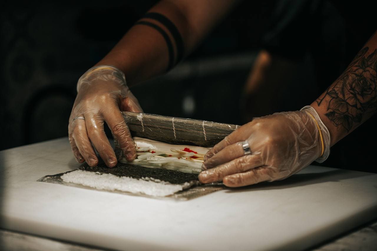 Как готовят суши в разных странах фото2